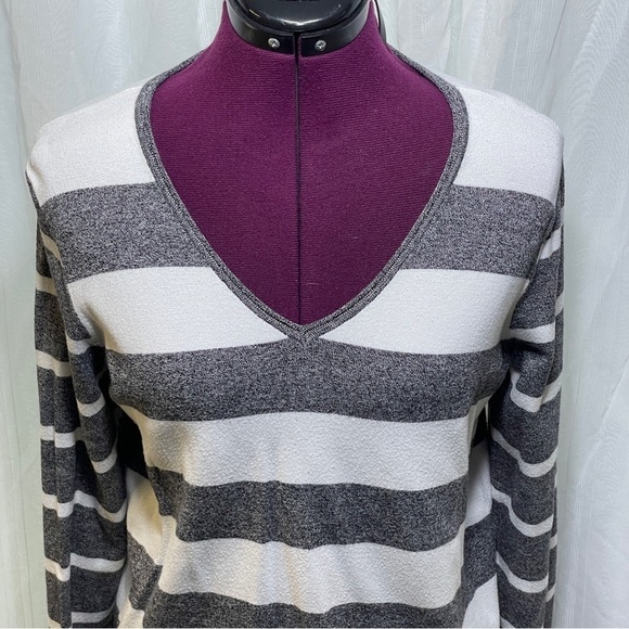 Calvin Klein vneck layer style  pull over striped sweater shirt large like new - Picture 13 of 13